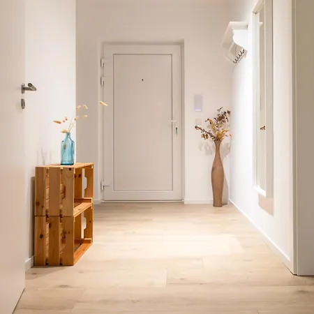 Zentrale Neubauwohnung In *