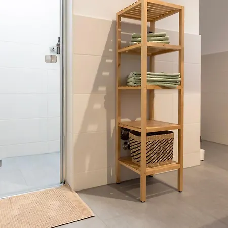 Zentrale Neubauwohnung In *